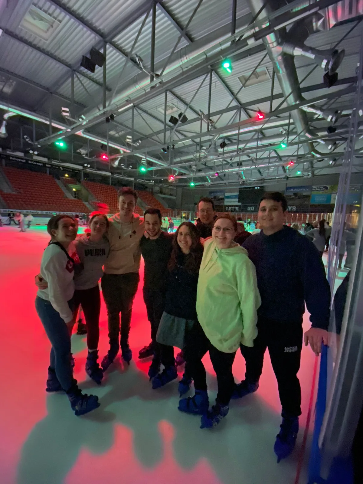 Teamevent beim Eislaufen